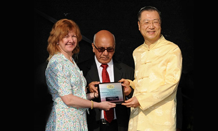 Master Lu receiving the World Peace Award (Buddhism) in London 2012