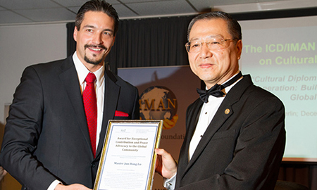Master Lu receiving the World Peace Outstanding Contribution Award in Berlin 2013